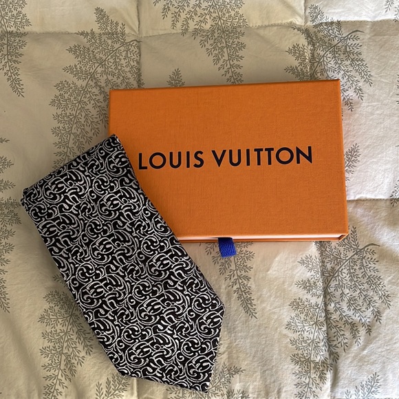 Louis Vuitton Vintage Mens Gorgeous Black & Silver Tie w Box. Mint Condition - Picture 2 of 13